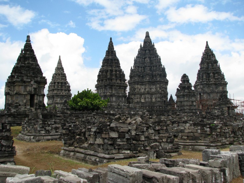 Prambanan, největší hinduistický chrámový komplex v Indonésii.