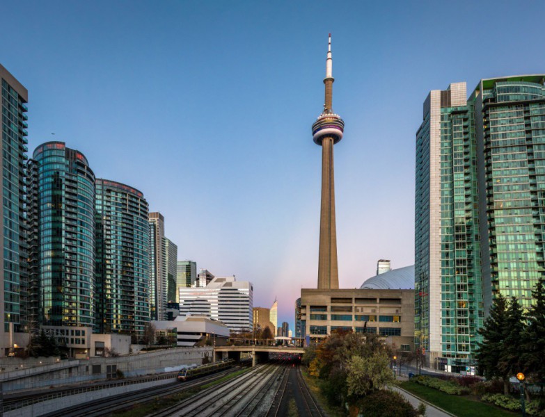 Pohled na věž CN Tower.