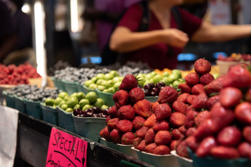 Prodej ovoce na trhu Granville Island.