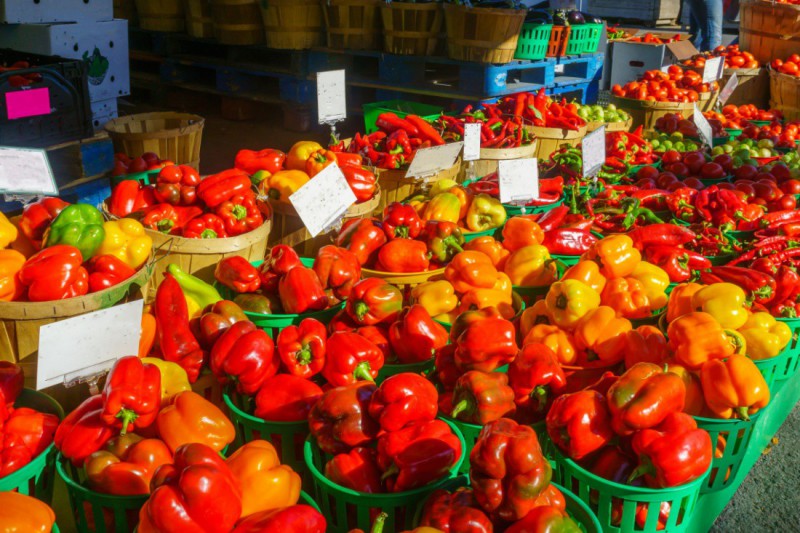 Prodej zeleniny na trhu Jean Talon.