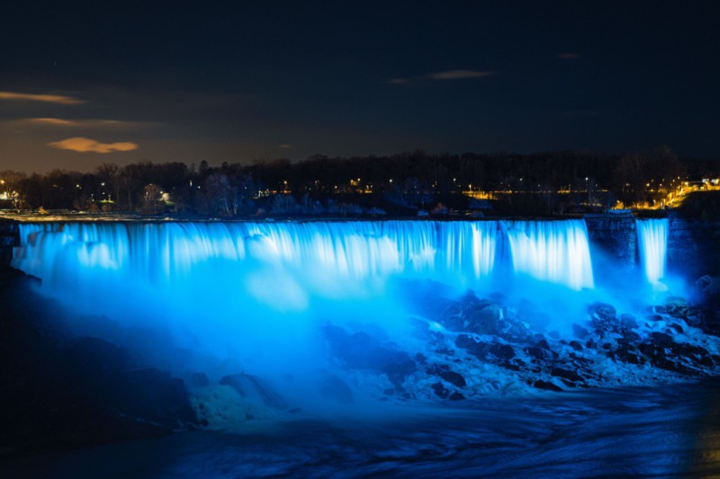 Osvětlené Niagarské vodopády.