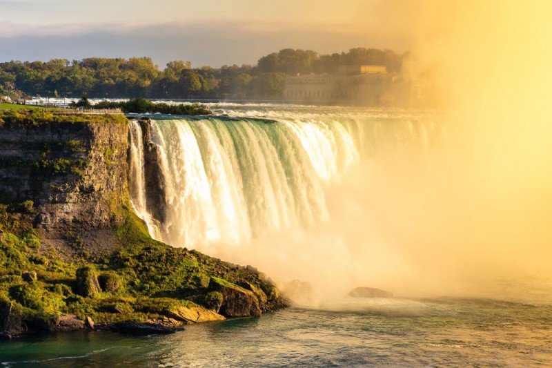 Niagarské vodopády při západu slunce.