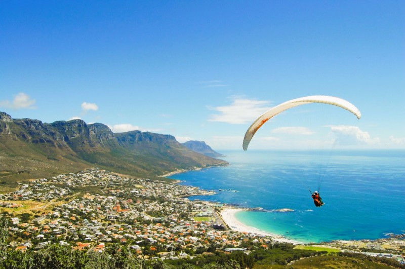 Paraglidista vznášející se nad Kapským Městem.  