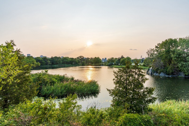 Park Jean-Drapeau v létě.