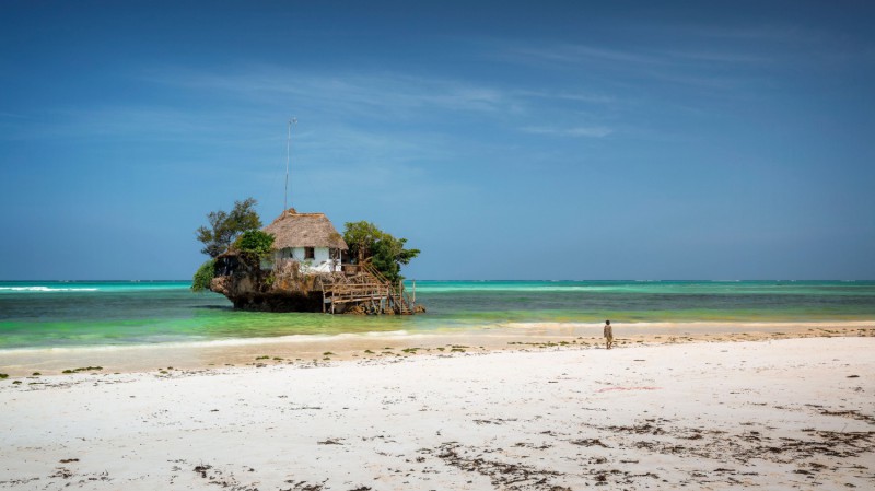 Restaurace Rock na pláži Bwejuu na Zanzibaru.
