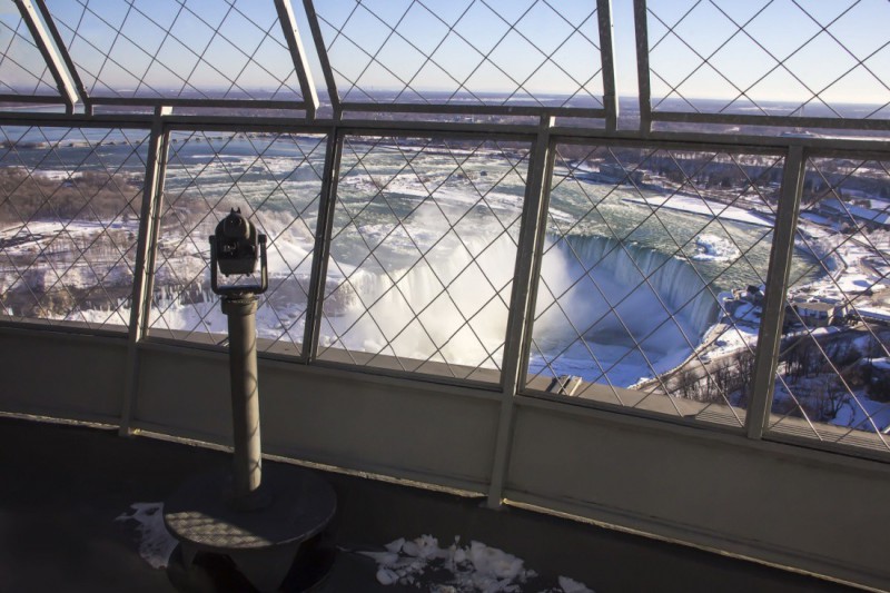 Výhled na Niagarské vodopády z věže Skylon Tower.