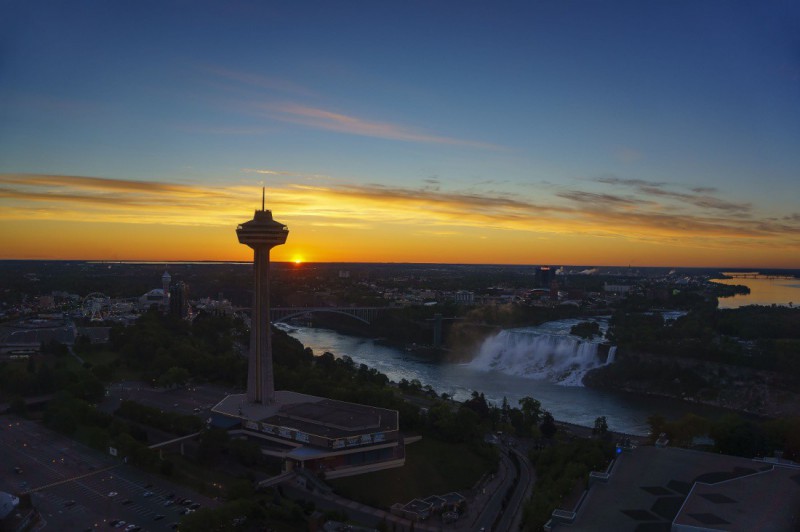 Věž Skylon Tower a západ slunce.