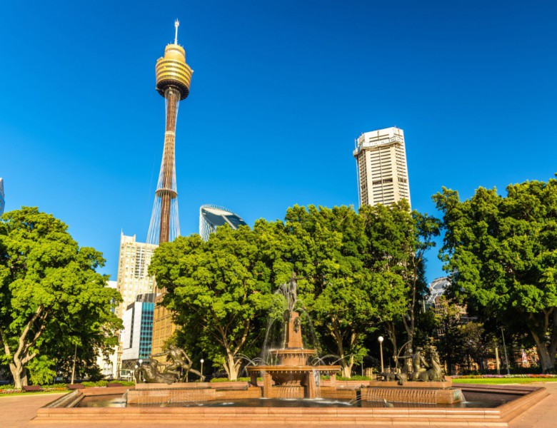 Vlevo tyčící se Sydney Tower.