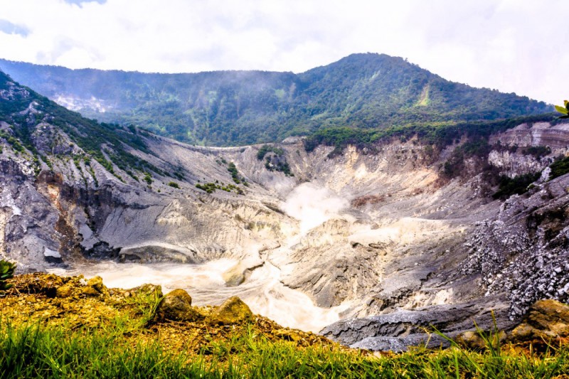 Aktivní sopka Tangkuban Perahu.