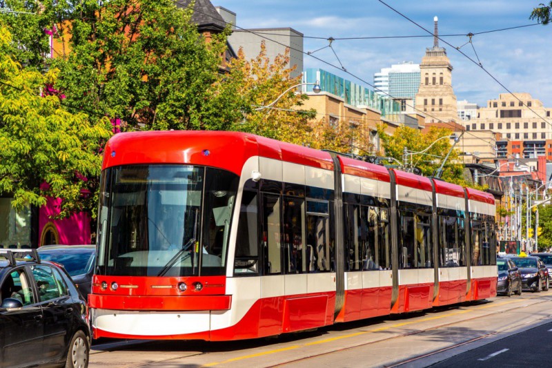 Moderní tramvaj v Torontu.