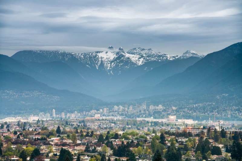 Město Vancouver a v pozadí hora Grouse.