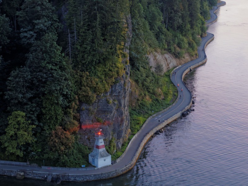 Pohled z výšky na část stezky Vancouver Seawall.