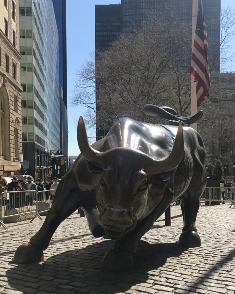 Socha zuřivého býka na Wall street.