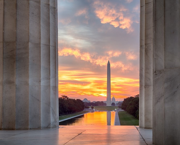 Washingtonův památnik při západu slunce.