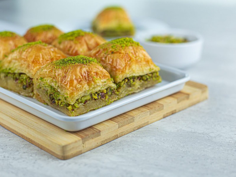 Baklava s pistáciemi na tácku.