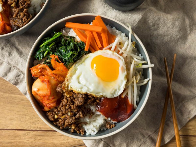 Korejský bibimbap s vajíčkem.