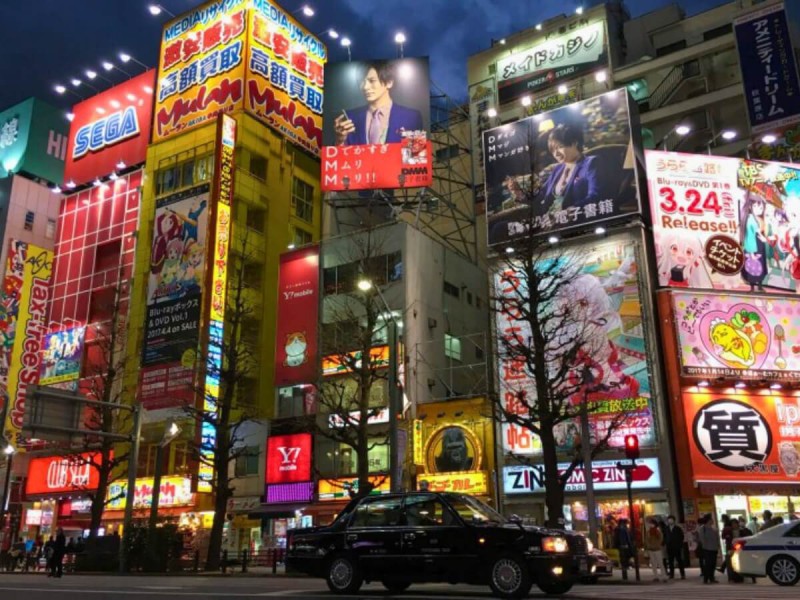 Čtvrť Akihabara s obchody a hernami.