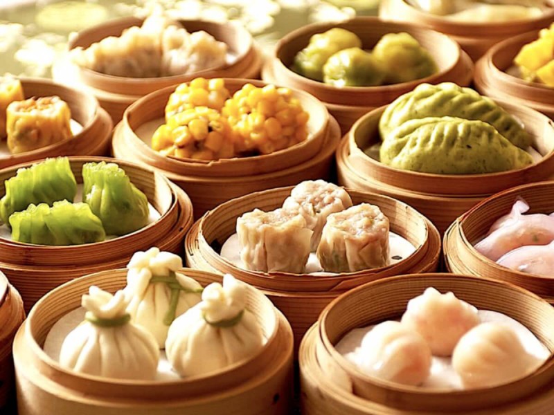 Bambusové košíčky plné čínských knedlíčků dim sum.