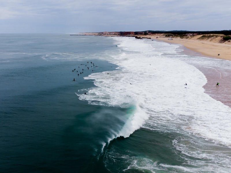 Surfaři na oceánu v Hossegor.