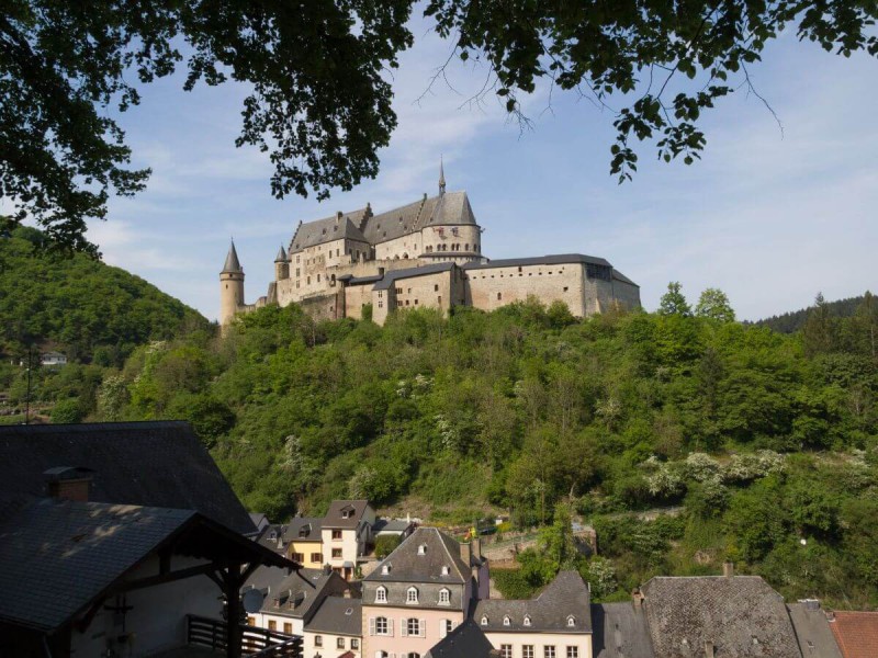 Hrad Vianden a městečko Vianden v Lucembursku.