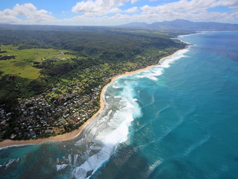 Pohled z dronu na pobřeží North Shore na Havaji.