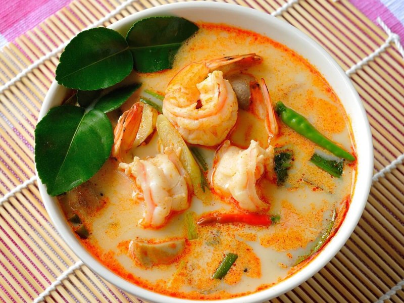 Miska s thajskou polévkou Tom Yum Kung.