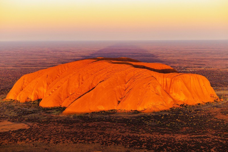 Pohled na Uluru z helikoptéry.