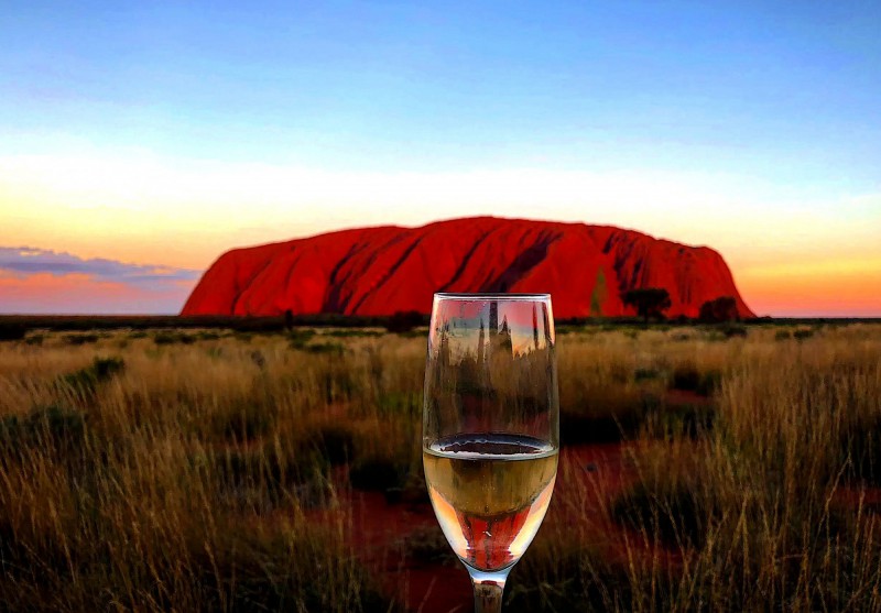 Sklenka vína u Uluru.