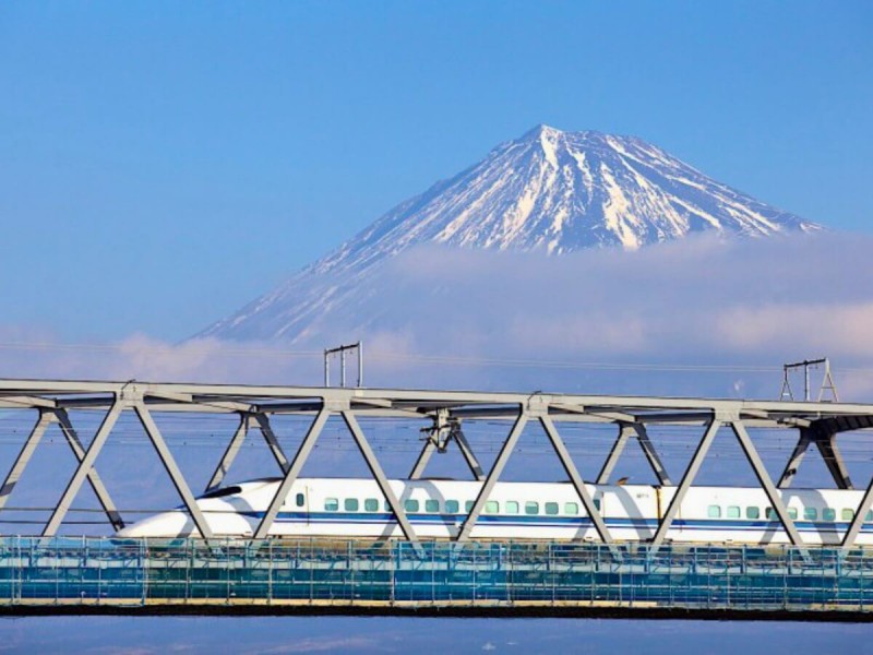 Rychlostní vlak Shinkansen na mostě Fujikawa.