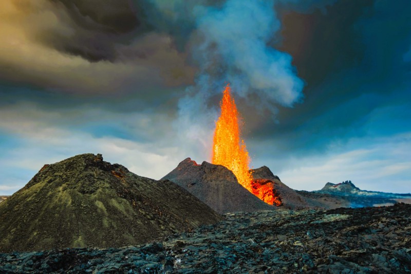 Islandský vulkán chrlící lávu.