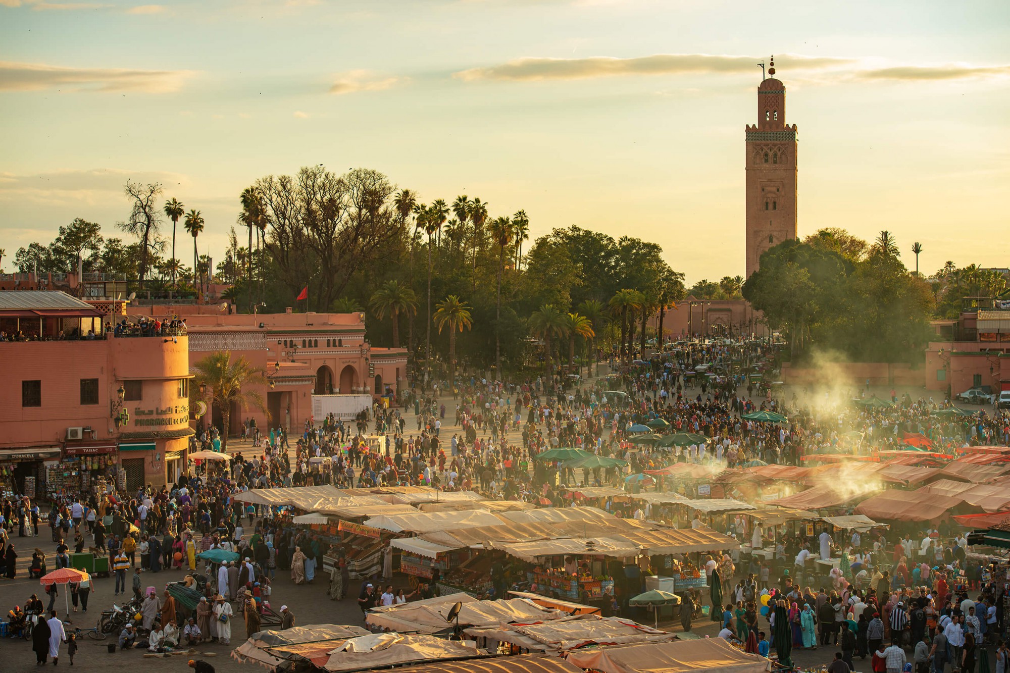 Náměstí Jemaa el-Fna v Marrákeši ožívá po setmění.