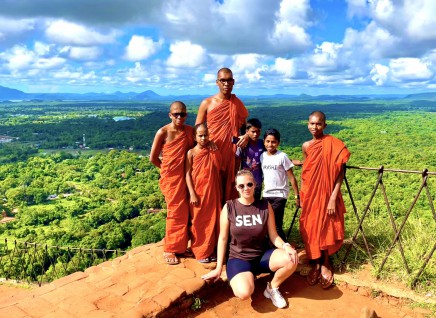 Buddhističtí mniši a SEN na Srí Lance na vrcholu Sigyrie