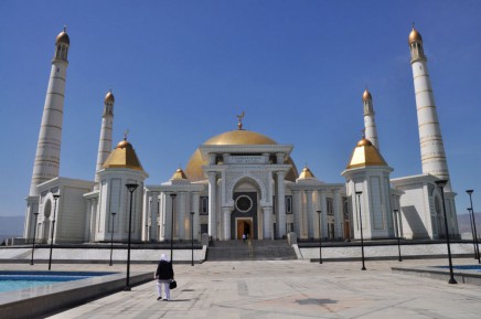 Mešita v Gypjaku patří mezi největší ve Střední Asii a svou výraznou stopu na ní zanechal bývalý prezident Turkmenbaši.