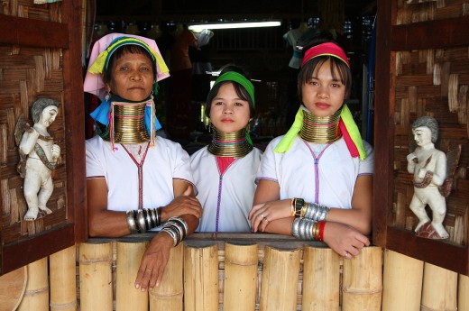 Dlouhokrké ženy z kmene Padaung na severu Thajska 