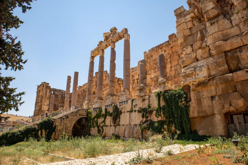 Propyleje jsou antickou branou do světa Baalbeku. Stačí vyjít několik schodů a celý Baalbek je jen Váš.