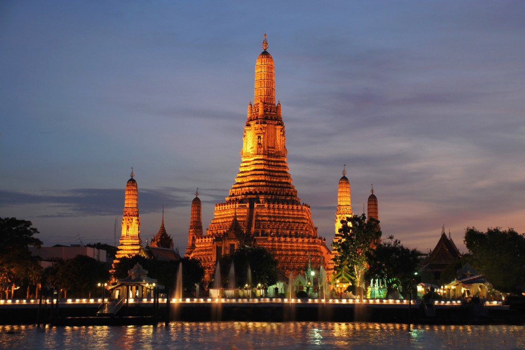 Noční pohled z řeky na chrám Wat Arun 