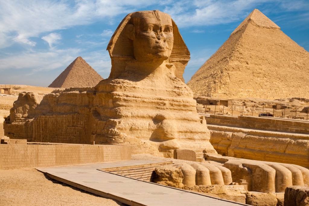 Sfinga střežící pyramidy v Egyptě